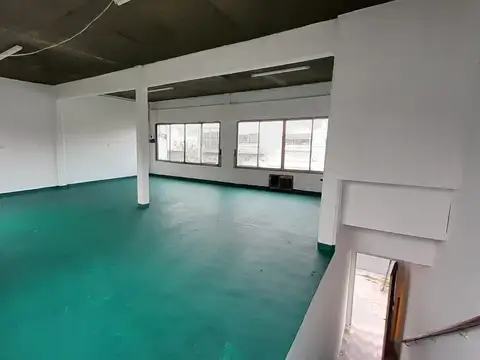 VENTA EN BLOCK. GALPON/DEPOSITO EN PA + 2 LOCALES/OFICINAS EN PB. A MTS DE AV. MITRE.
