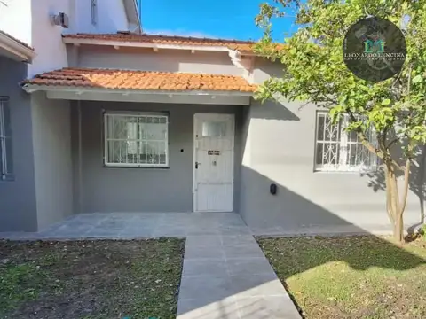 Casa reciclada 3 amb. c/patio, quincho, garage y depend.