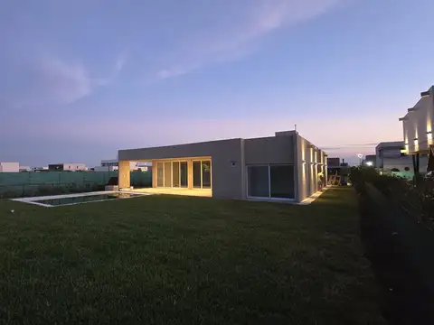 Casa 4 ambientes con 3 baños