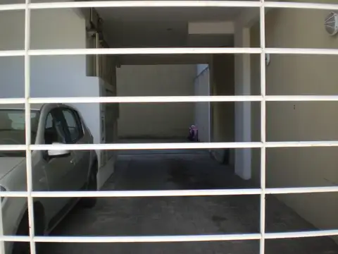 ALQUILO COCHERA FIJA VALDENEGRO AL 2500 Portón automático SEMI CUBIERTA