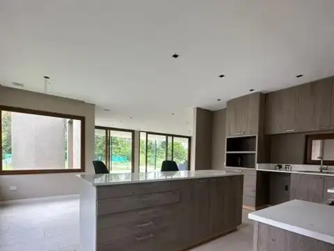 Casa 4 ambientes con 3 baños