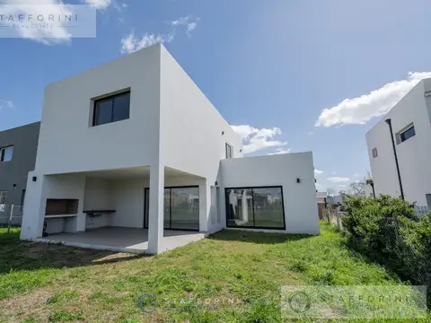 Casa en Venta en Pilar del Este - Santa Lucia, USD 198.000