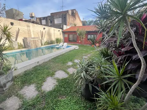 VENTA CASA 4 AMBIENTES, QUINCHO, JARDIN Y PISCINA. VALENTIN ALSINA. LANUS.