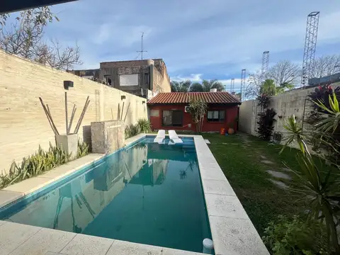 VENTA CASA 4 AMBIENTES, QUINCHO, JARDIN Y PISCINA. VALENTIN ALSINA. LANUS.