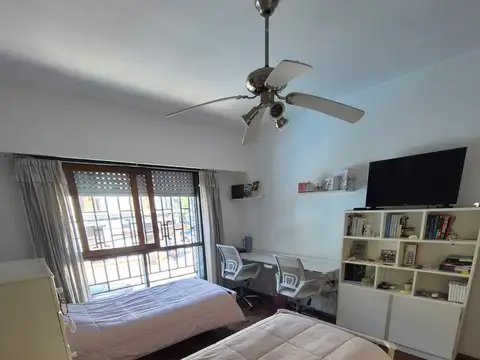 VENTA CASA ESQUINA CATAMARCA Y AV FRANCIA TRES DORMITORIOS COCHERA PATIO TERRAZA. CONSTRUCTORAS PB + 10