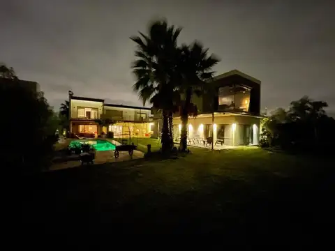 Casa 7 ambientes con 5 baños