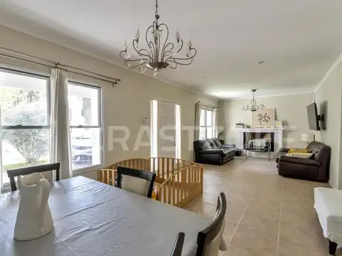 Casa en Venta con 2 cocheras