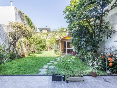 Venta PH de 3 ambientes con patio, jardin al fondo y quincho con parrilla en Monte Castro