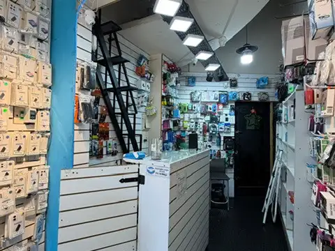 LOCAL EN VENTA DE GALERIA, CON ENTRADA A LA CALLE,  FRENTE A ESTACION VILLA DEL PARQUE - C/ ENTREPISO Y BAULERAS