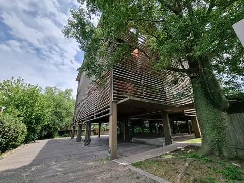 Departamento en venta en el Centro. Dos dormitorios con placard, cocina/comedor y living integrado.Pisos de madera,  doble balcon  uno aterrazado. Parrilla  Propia.Cochera y Baulera.