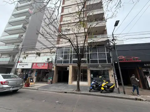 ALQUILER SEMIPISO DE 2 AMB CON COCHERA FIJA A MTS MUNICIPIO
