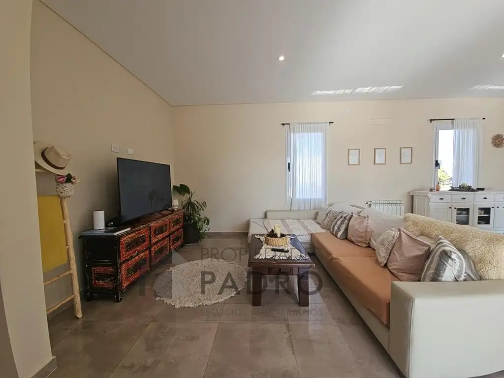 Casa - 164  m² Cubierta | 3 dormitorios | 3 años | 2 baños | 5 ambientes | 1 cochera