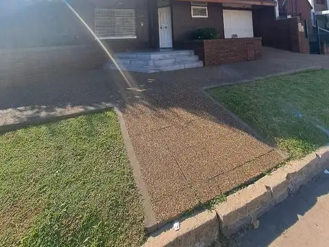 Venta. Quilmes Oeste. Chalet s/ 2 lotes. Quincho y pileta.