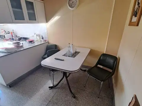 Venta. Quilmes Oeste. Chalet s/ 2 lotes. Quincho y pileta.