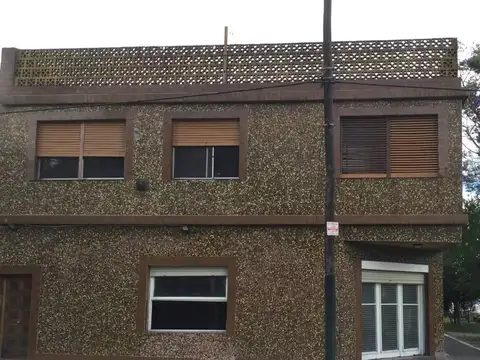 LOCAL MUY AMPLIO EN ESQUINA Y 3 DEPTOS. VENTA EN BLOCK BANFI