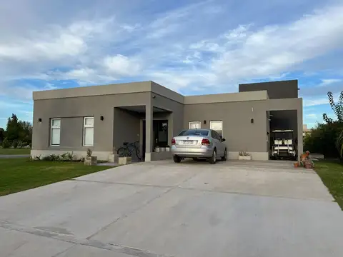 Casa 4 ambientes con 4 baños