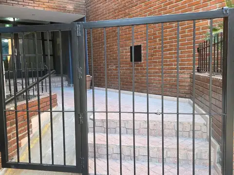 ALBERDI - Un dormitorio con balcón a la calle!