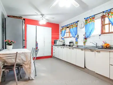 Casa 7 ambientes con 4 baños