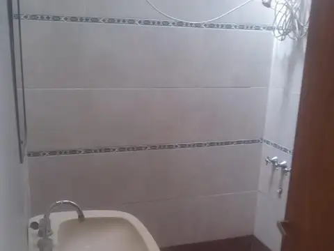 VENTA- CASA 3 AMB. -GALPON - NO ES APTO CREDITO - MORON SUR