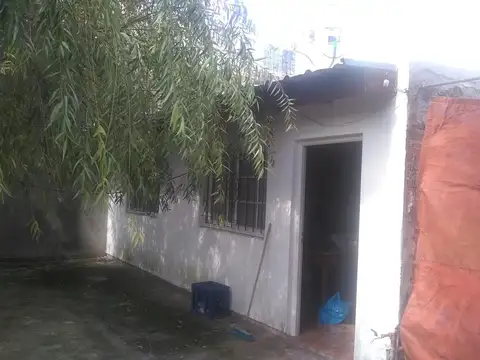 VENTA- CASA 3 AMB. -GALPON - NO ES APTO CREDITO - MORON SUR