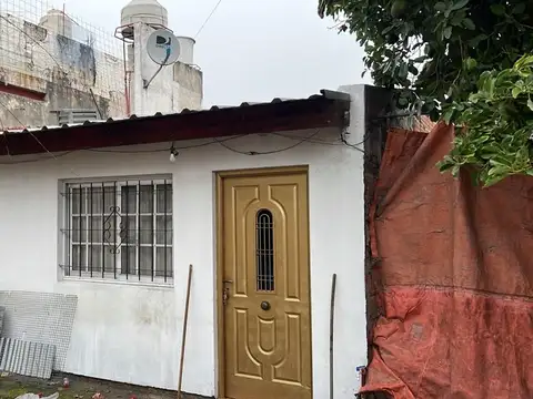 VENTA- CASA 3 AMB. -GALPON - NO ES APTO CREDITO - MORON SUR