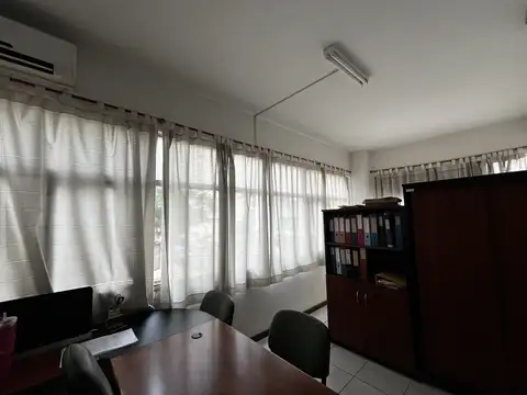 DUEÑO VENDE Oficina de 2 privados + recepción. Salta esquina Moreno
