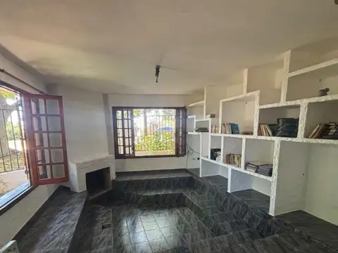 Casa 8 ambientes con 2 baños