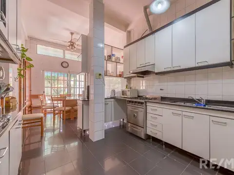 Casa 10 ambientes con 3 baños