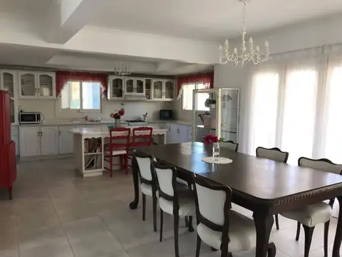 Imponente Casa 4 ambientes - Barrio San Rafael