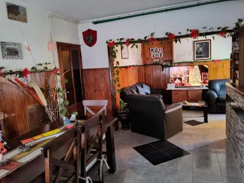 VENTA DE CASA 3 AMBIENTES CON GRAN JARDIN Y LOCAL