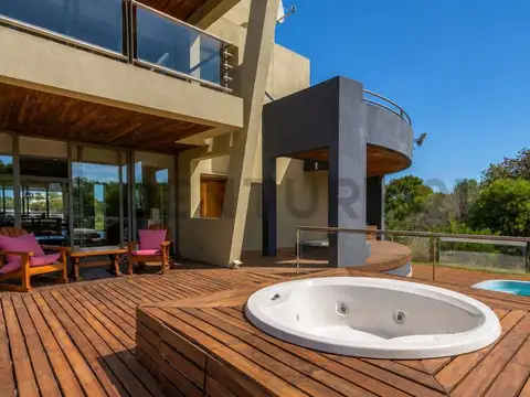 VENTA CASA EN COSTA ESMERALDA CON PSICINA, JACUZZI Y 5 SUITES