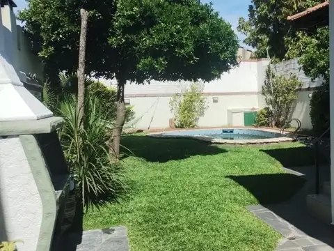 Chalet 6 amb con parque, pileta y garage, ubicado en Acevedo 1300 Banfield