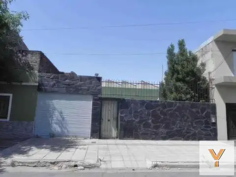 Casa en venta - 2 Dormitorios 1 Baño - Cochera - 230Mts2 - San Justo, La Matanza