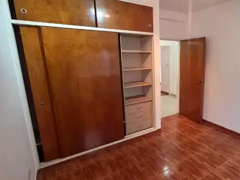 ALQUILER, PISO DE 4 AMBIENTES (DEPARTAMENTO) EN SEGUNDO PISO POR ESCALERA. SAN JUSTO.