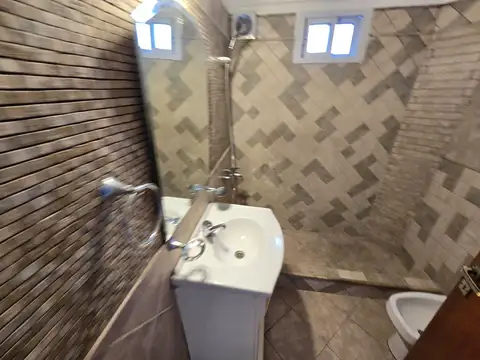 ALQUILER, PISO DE 4 AMBIENTES (DEPARTAMENTO) EN SEGUNDO PISO POR ESCALERA. SAN JUSTO.