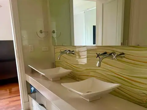 Casa en Alquiler con 2 cocheras