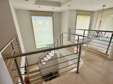 Casa 6 ambientes con 5 baños
