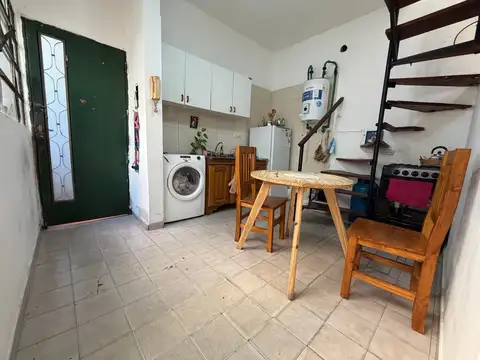 VENTA PASILLO 1 DORMITORIO + COMODÍN Y PATIO EN LOURDES