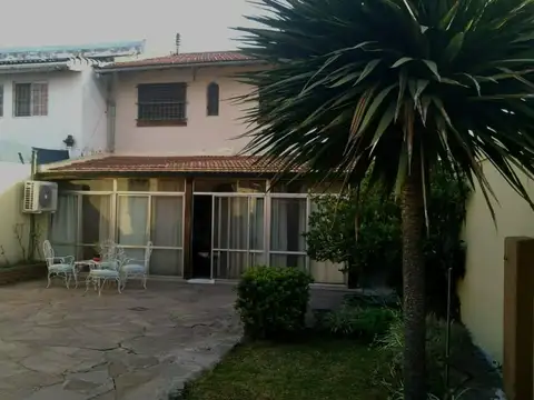 EXCELENTE PROPIEDAD MULTIFAMILIAR 8 AMB en 2 Plantas