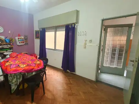 EN VENTA-CASA DE TRES DORMITORIOS CON PATIO Y LOCAL.