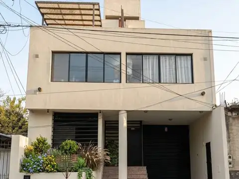 VENTA DEPARTAMENTO TIPO DUPLEX 3 AMBIENTES BANFIELD CON COCHERA LUMINOSO