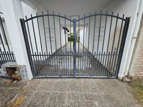 Casa 6 ambientes con 2 baños