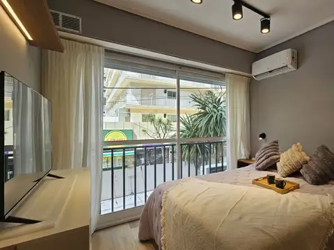 Departamento de 1 ambiente en primer piso a la calle con balcón francés.