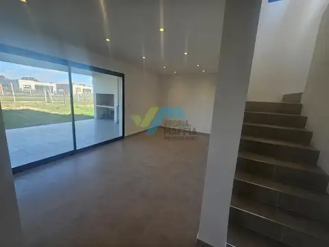 Casa en Venta con 3 cocheras