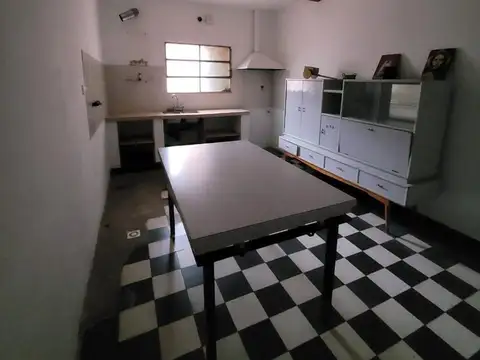 Casa 8 ambientes con 1 baño