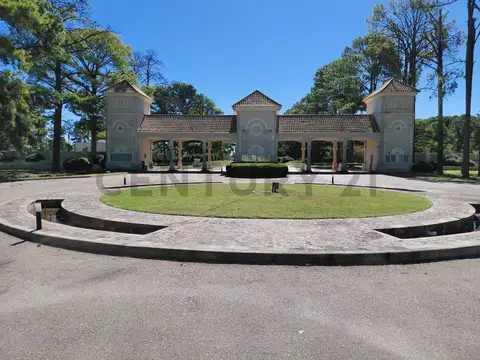 VENTA / Pinares Country Club.   Lote Central al Golf con Laguna.