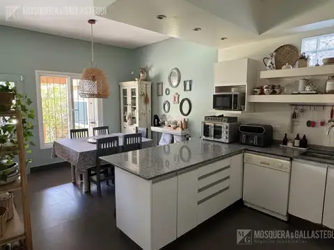 Casa 5 ambientes con 4 baños