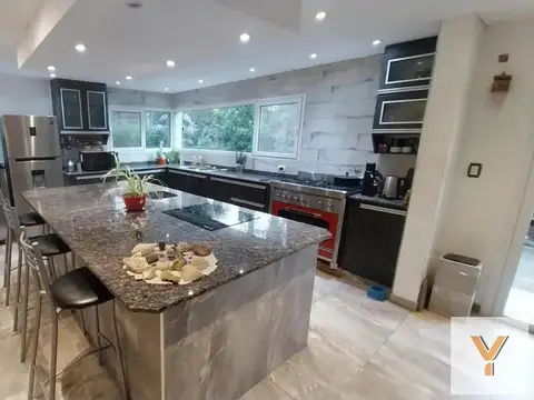 Casa en Venta con 2 cocheras