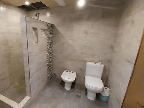 Casa 7 ambientes con 2 baños