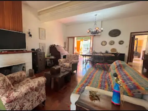 Venta de casa 4 ambientes con dependencia en Martinez